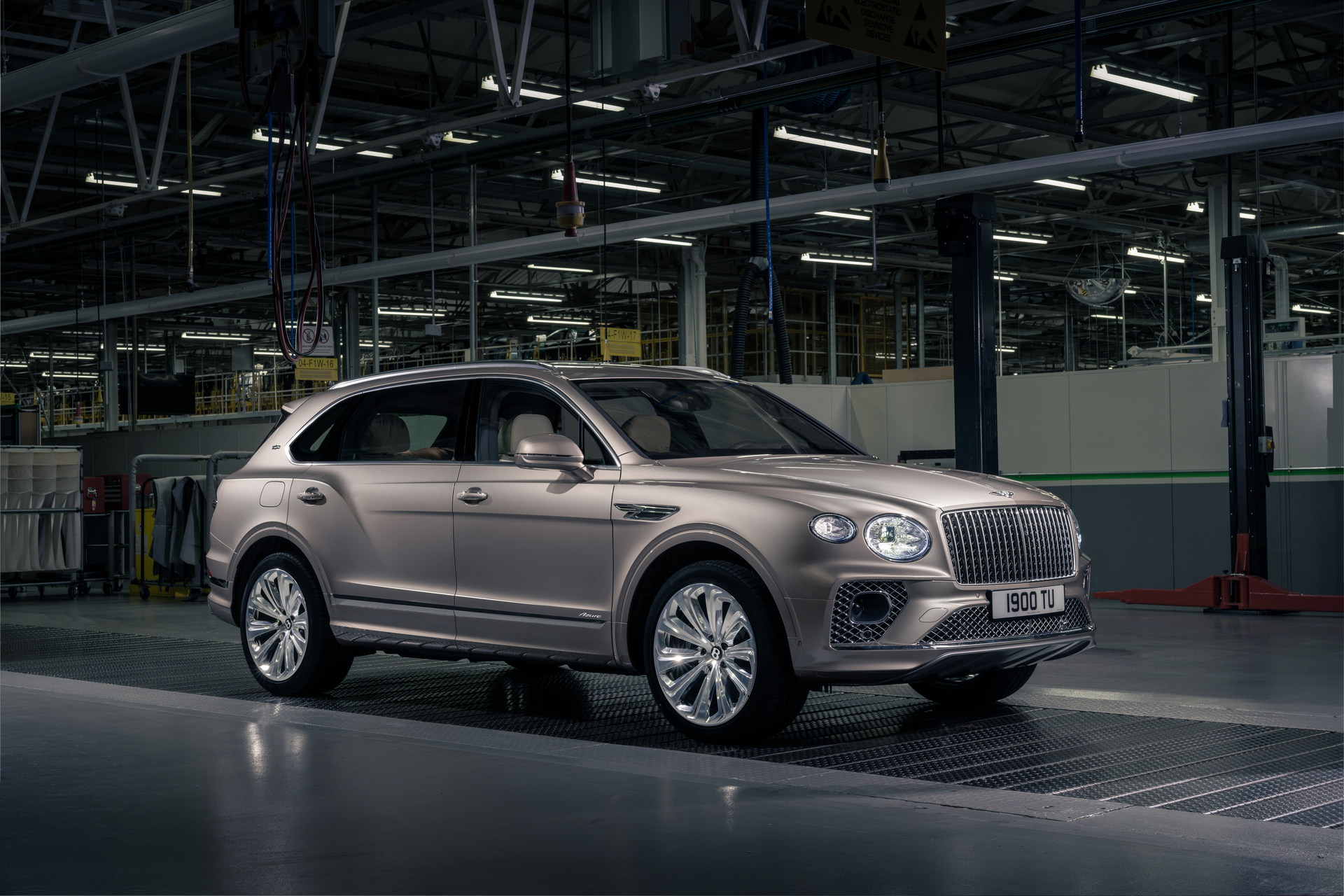 Download 2023 Bentley Bentayga EWB Azure First Edition - Front Three-Quarter HD Wallpaper 1920x1280 #1