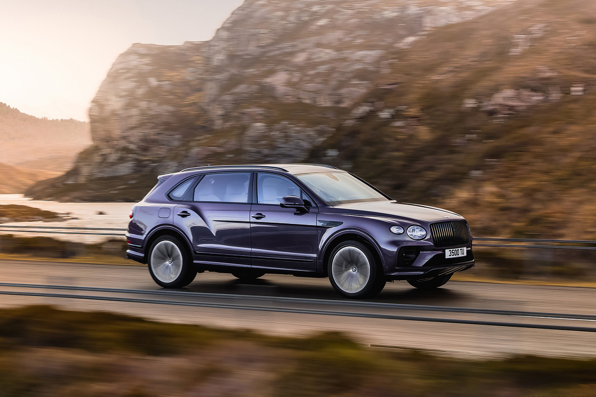 Download 2023 Bentley Bentayga Extended Wheelbase - Front Three-Quarter HD Wallpaper 1921x1281 #3