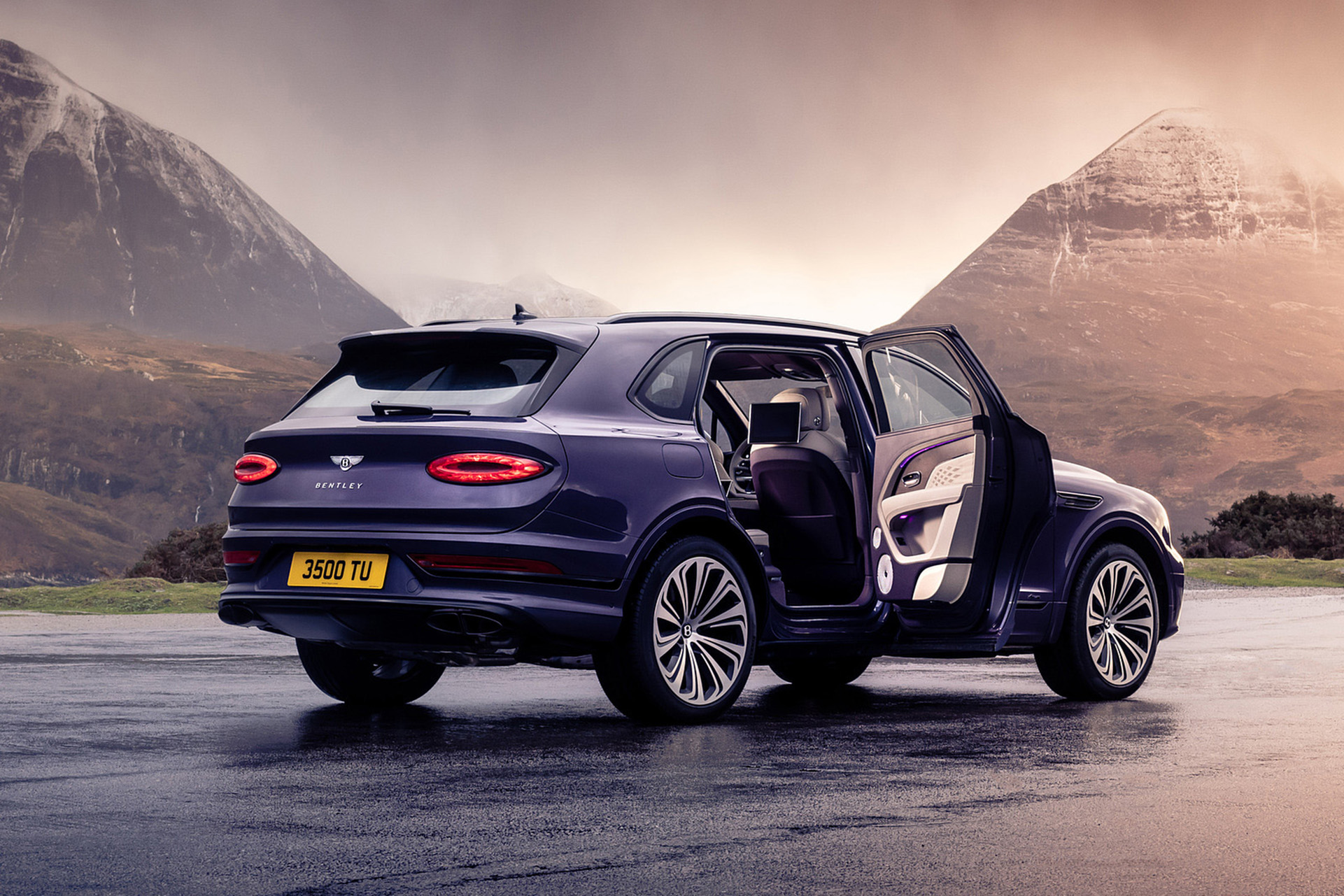 Download 2023 Bentley Bentayga Extended Wheelbase - Rear Three-Quarter HD Wallpaper 1921x1281 #7