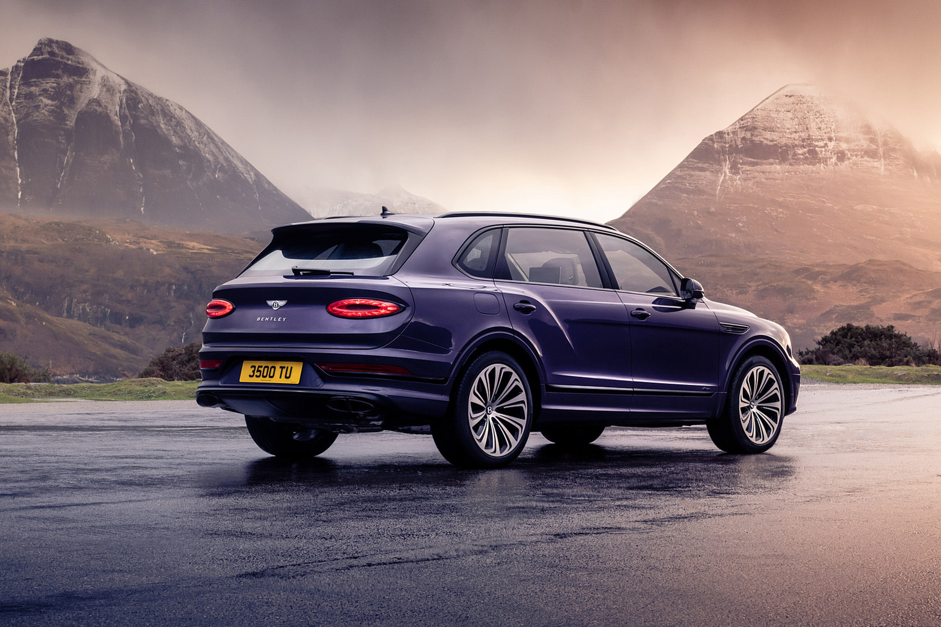 Download 2023 Bentley Bentayga Extended Wheelbase - Rear Three-Quarter HD Wallpaper 1921x1281 #8