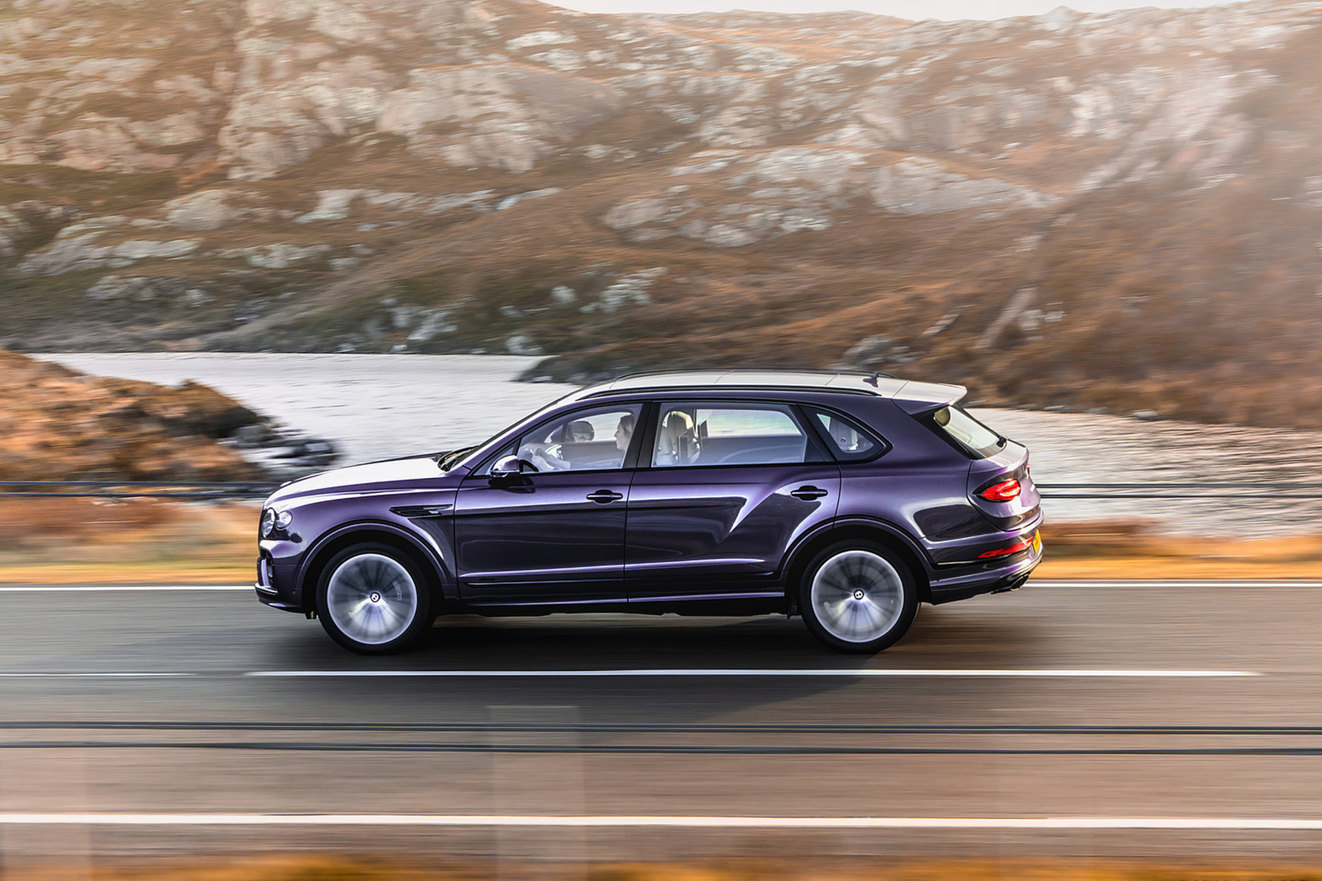 Download 2023 Bentley Bentayga Extended Wheelbase - Side HD Wallpaper 1921x1281 #2