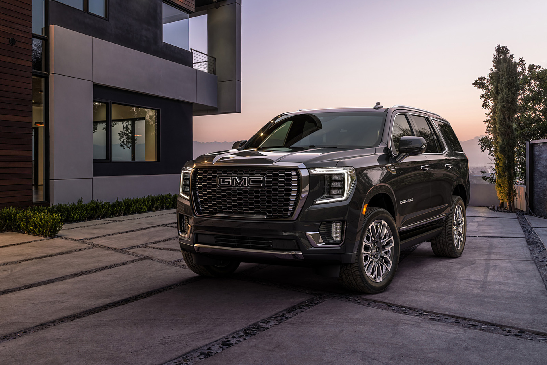Download 2023 GMC Yukon Denali Ultimate - Front Three-Quarter HD Wallpaper 1921x1280 #1