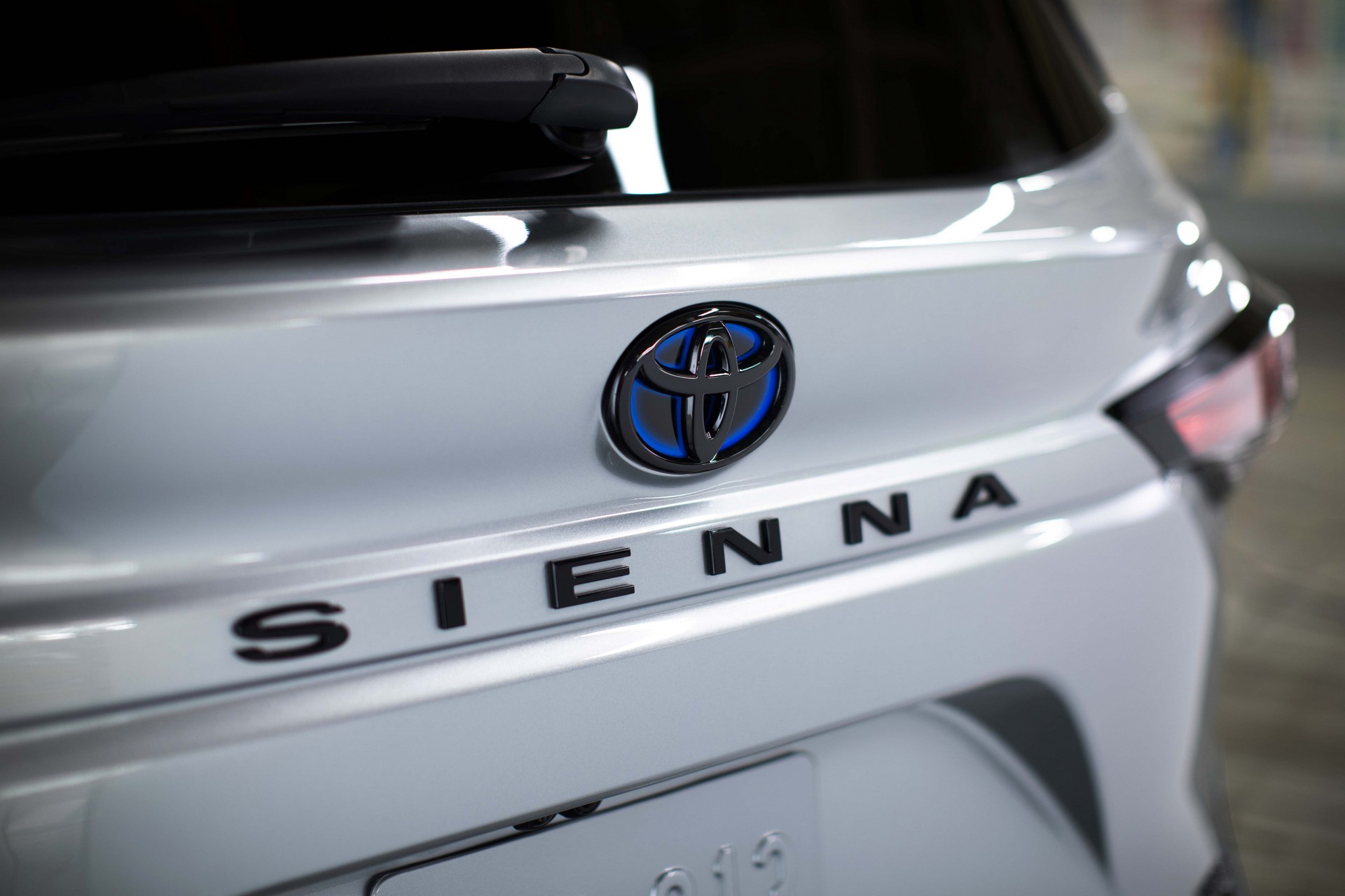Download 2023 Toyota Sienna 25th Anniversary Edition - Badge HD Wallpaper 1920x1280 #13