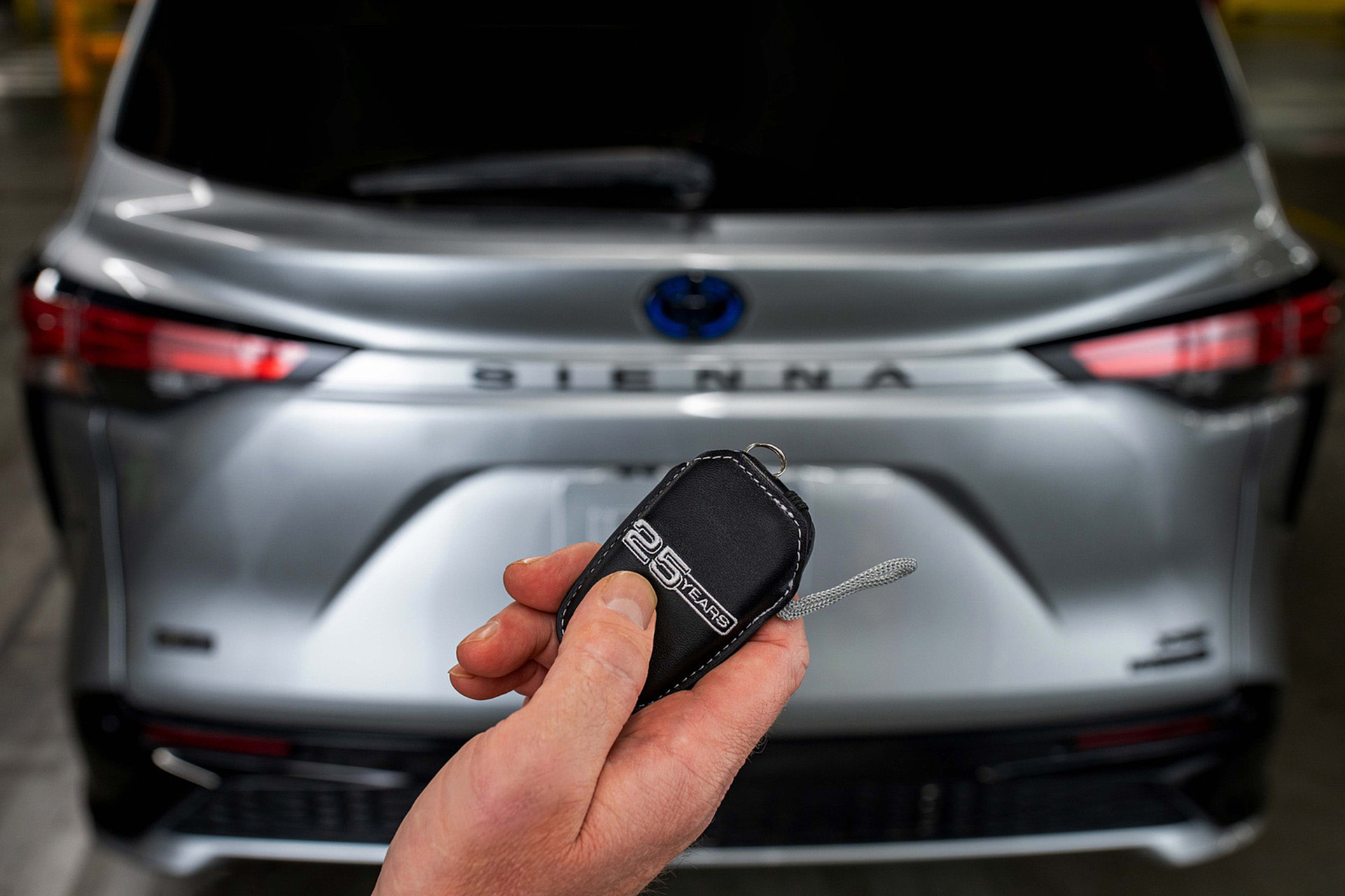 Download 2023 Toyota Sienna 25th Anniversary Edition - Detail HD Wallpaper 1921x1280 #14