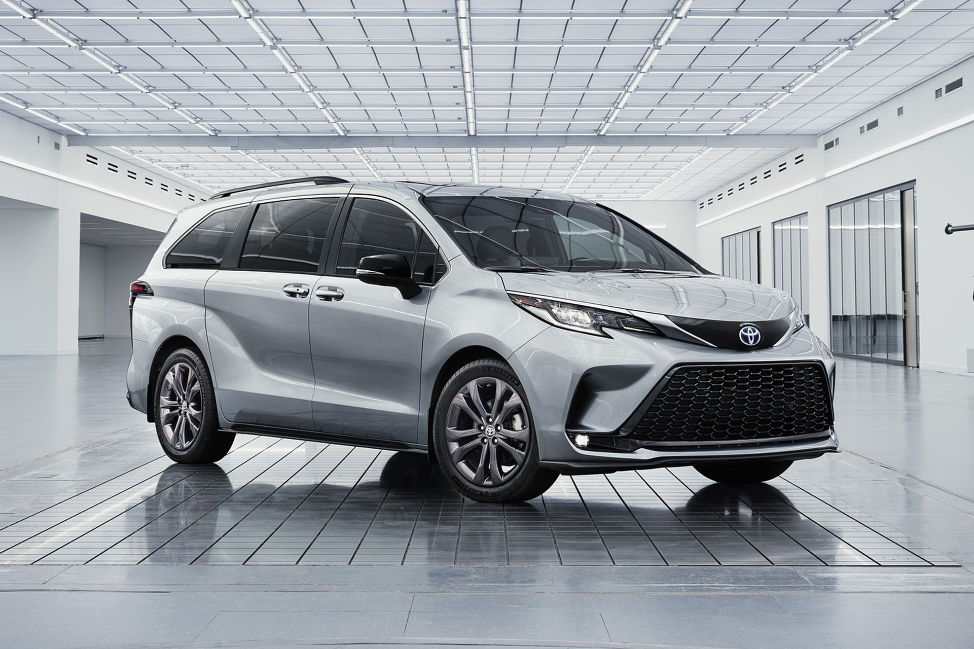 Download 2023 Toyota Sienna 25th Anniversary Edition - Front Three-Quarter HD Wallpaper 1921x1280 #1