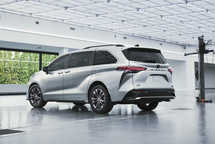 2023 Toyota Sienna 25th Anniversary Edition - Rear Three-Quarter Wallpaper 850x567 #2