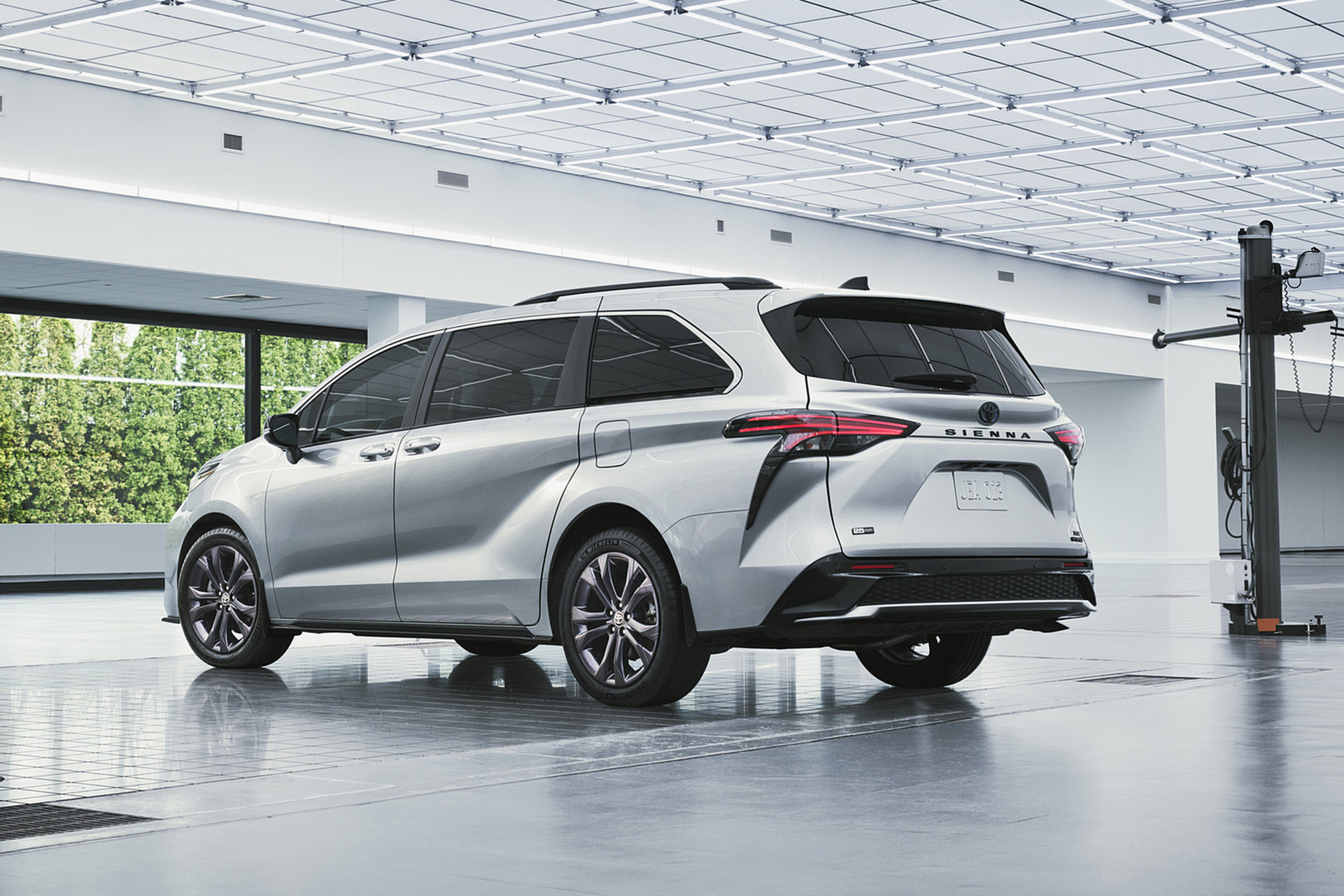 Download 2023 Toyota Sienna 25th Anniversary Edition - Rear Three-Quarter HD Wallpaper 1921x1281 #2