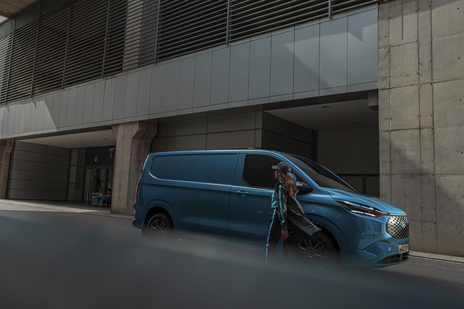 Download 2024 Ford E-Transit Custom - Front Three-Quarter HD Wallpaper 1920x1280 #3