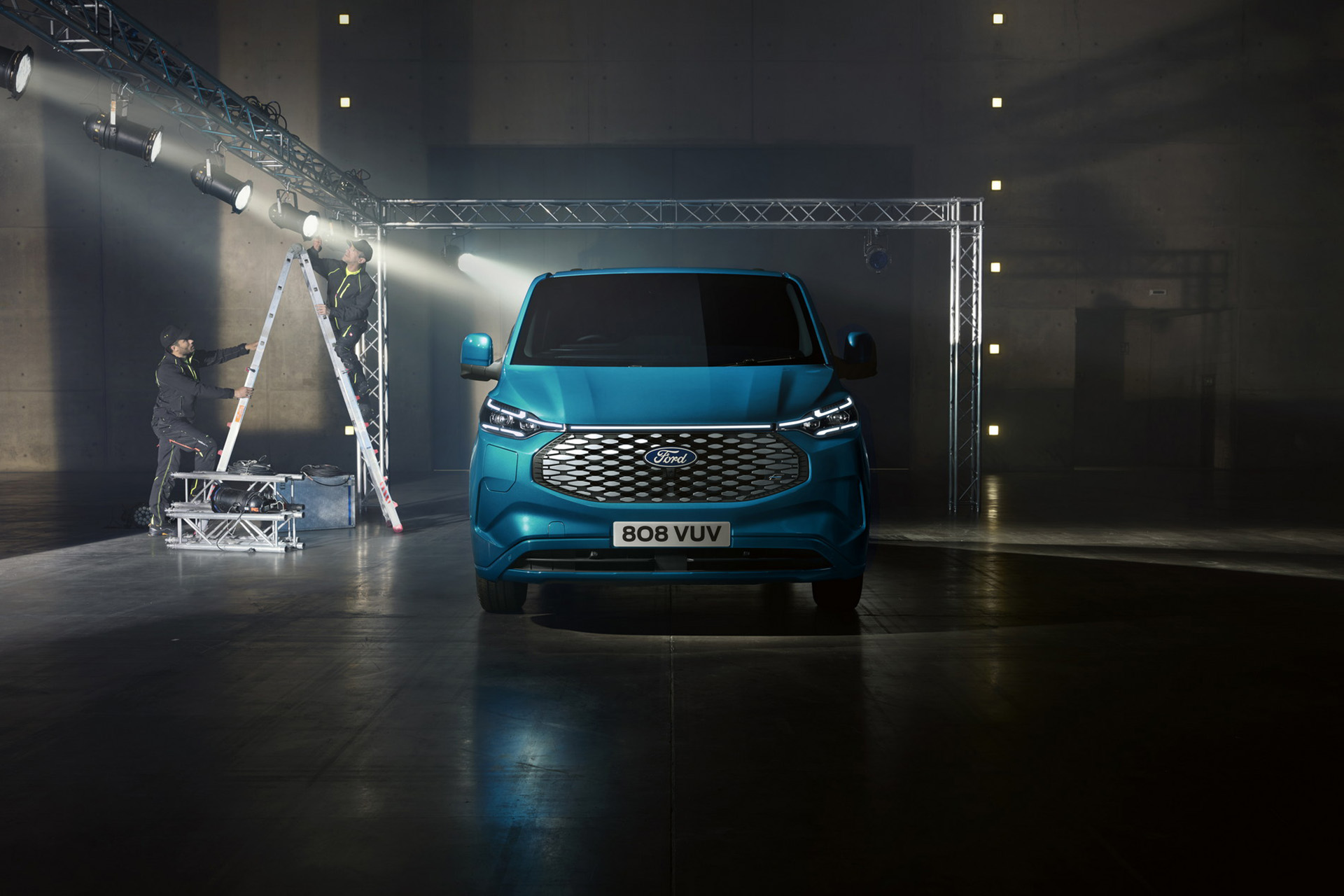 Download 2024 Ford E-Transit Custom - Front HD Wallpaper 1920x1280 #22