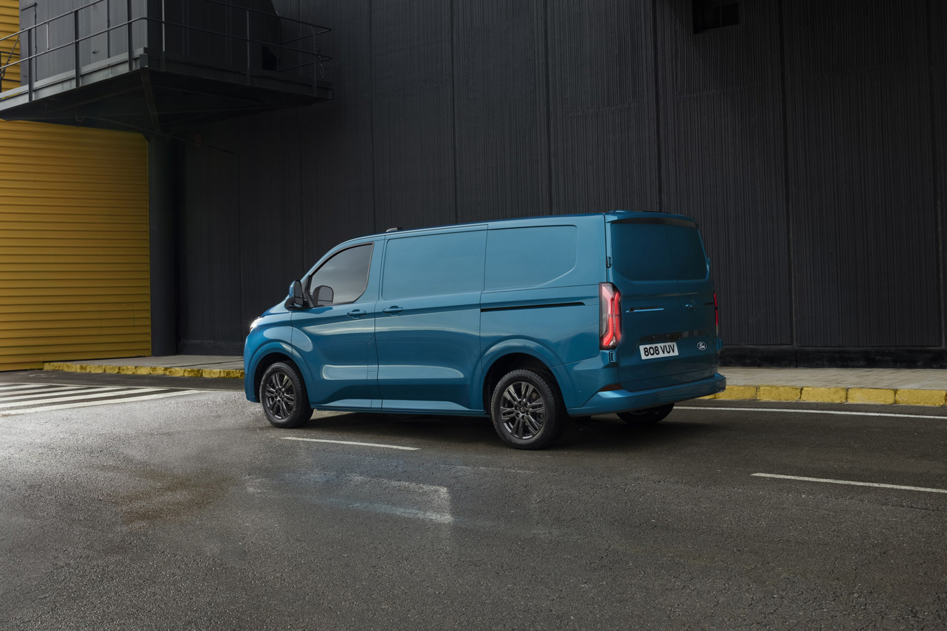 2024 Ford ETransit Custom Rear ThreeQuarter Wallpapers 4 MotorTread
