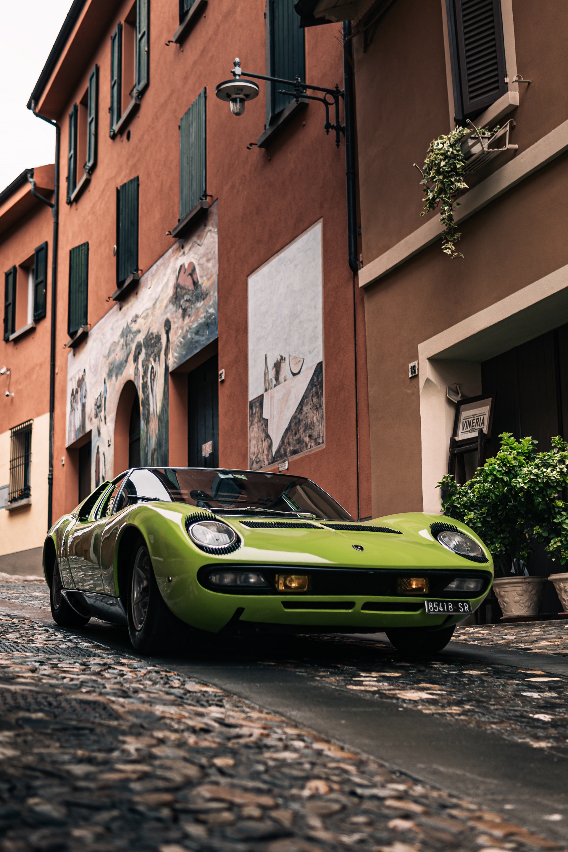 Download 1969 Lamborghini Miura P400 S - Front HD Phone Wallpaper 1920x2880 #9