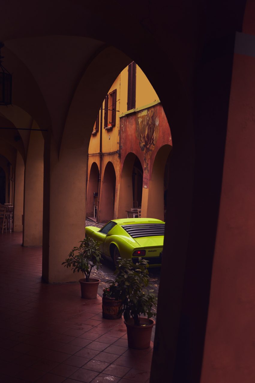 1969 Lamborghini Miura P400 S - Rear Three-Quarter Phone Wallpaper 850x1275 #19