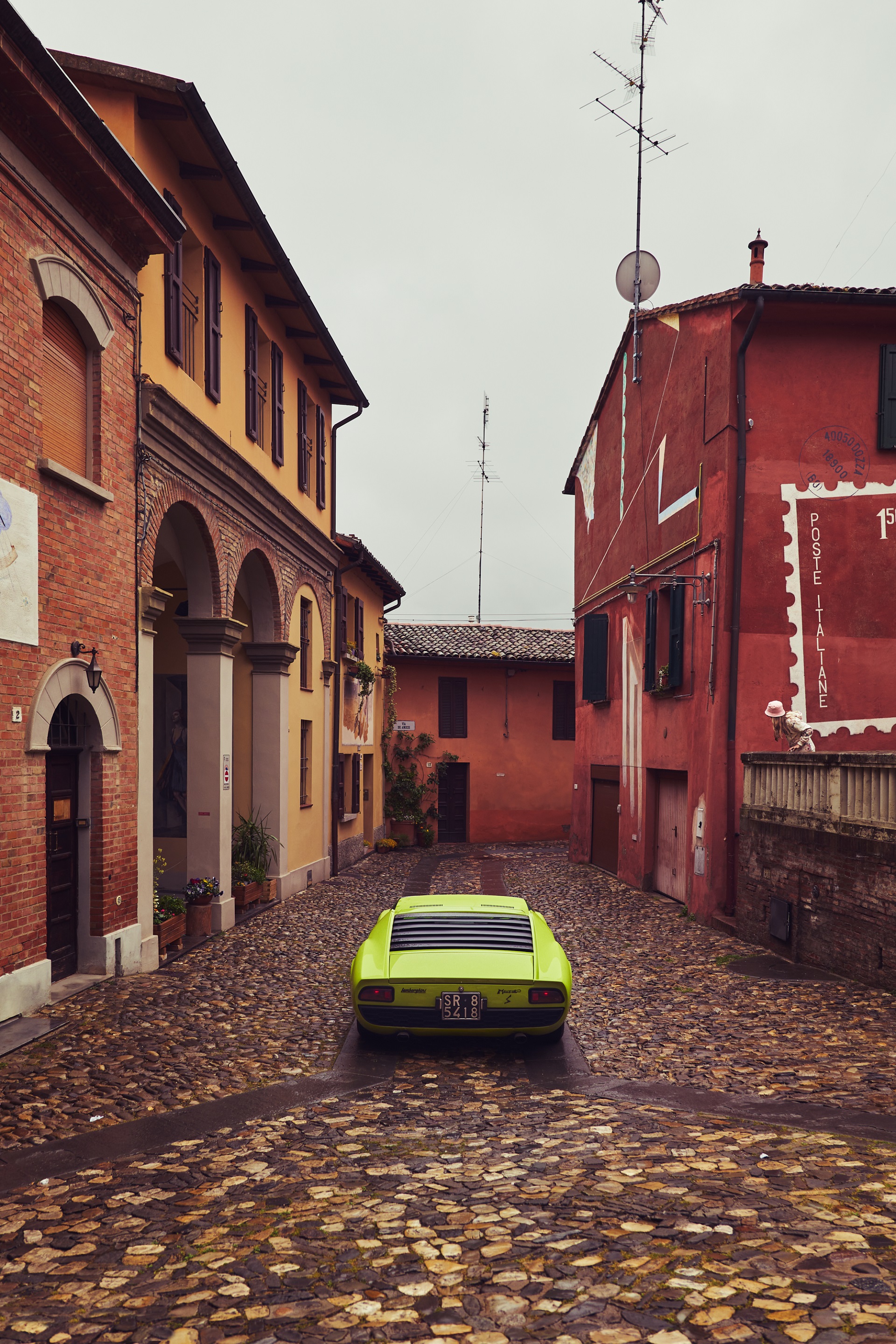 Download 1969 Lamborghini Miura P400 S - Rear HD Phone Wallpaper 1920x2880 #11