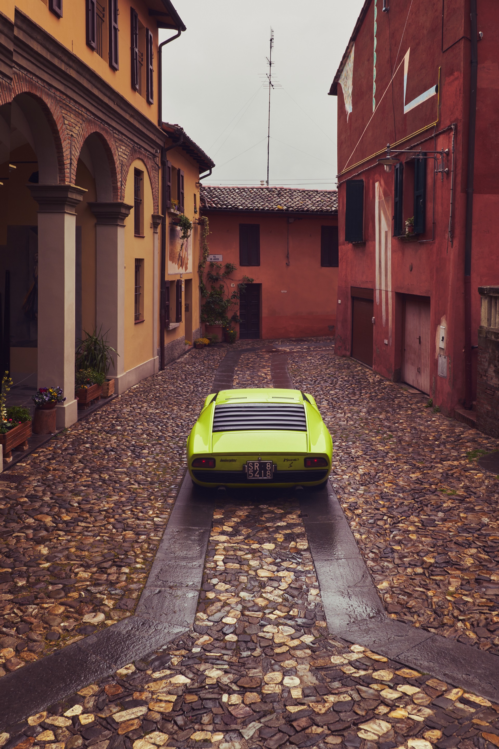 Download 1969 Lamborghini Miura P400 S - Rear HD Phone Wallpaper 1920x2880 #22