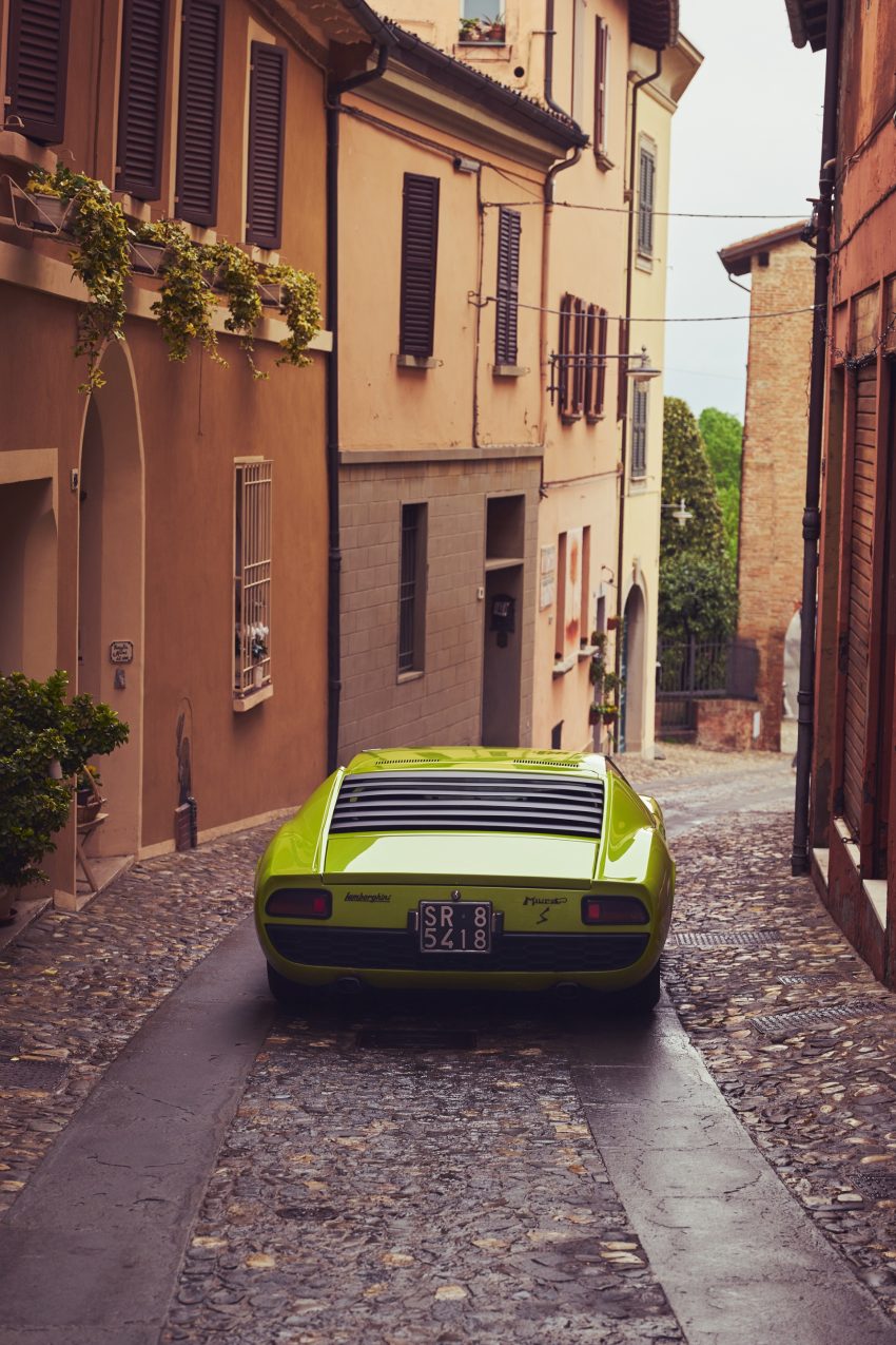 1969 Lamborghini Miura P400 S - Rear Phone Wallpaper 850x1275 #23