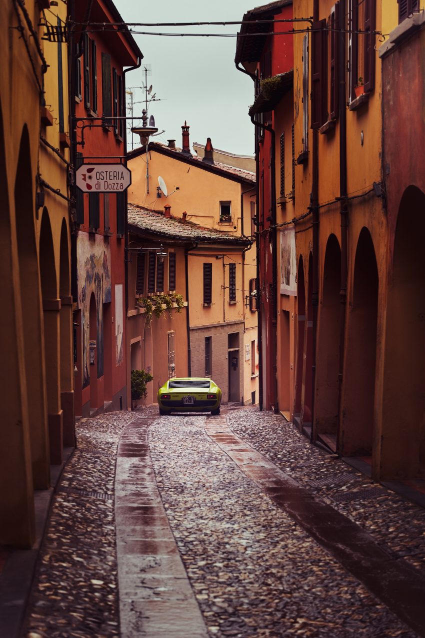 1969 Lamborghini Miura P400 S - Rear Phone Wallpaper 850x1275 #25