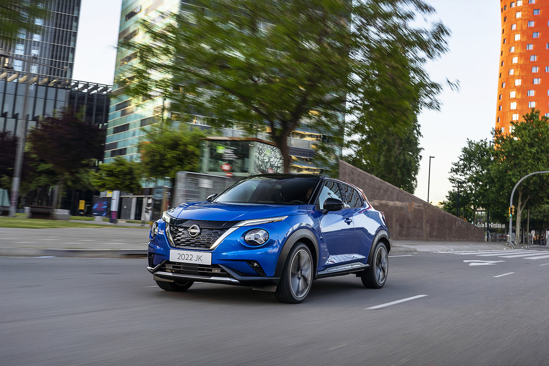 Download 2022 Nissan JUKE Hybrid - Front Three-Quarter HD Wallpaper 1921x1281 #18
