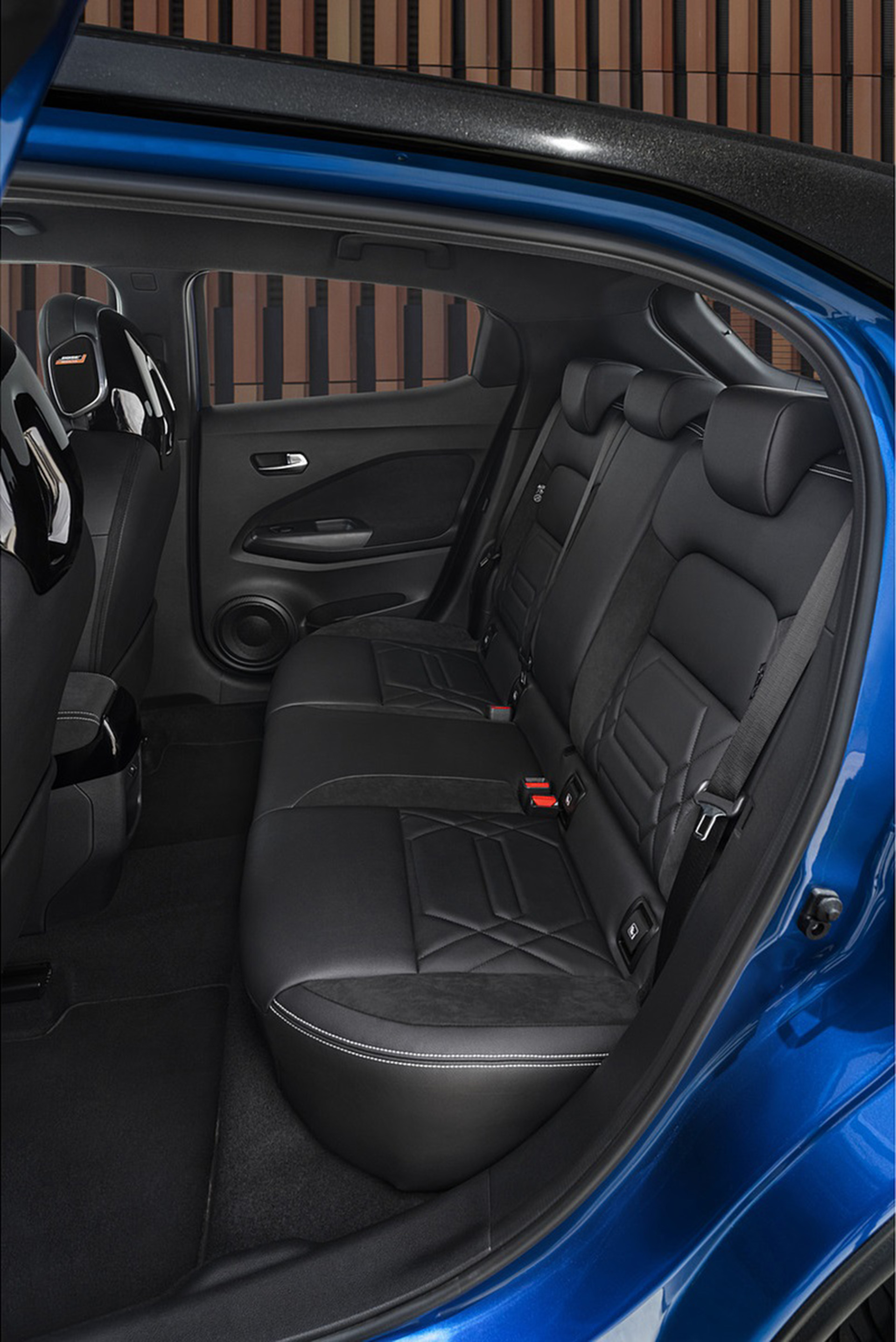 Download 2022 Nissan JUKE Hybrid - Interior, Rear Seats HD Phone Wallpaper 1920x2876 #73