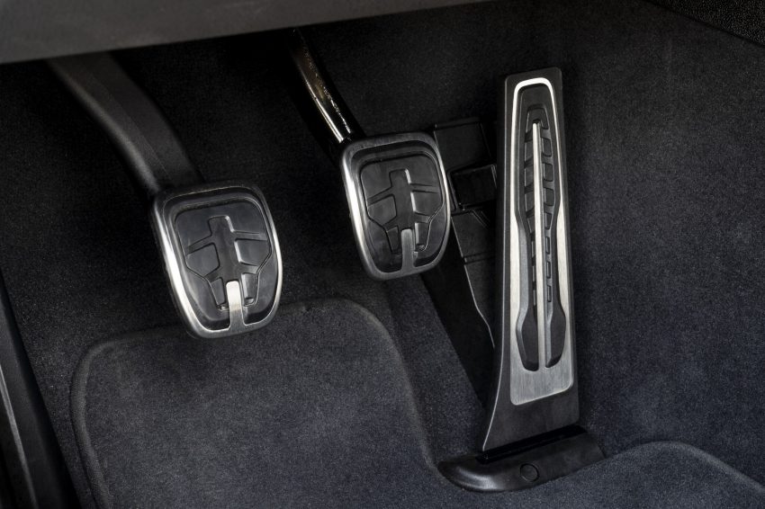 2022 Toyota GR Supra iMT - Pedals Wallpaper 850x566 #33