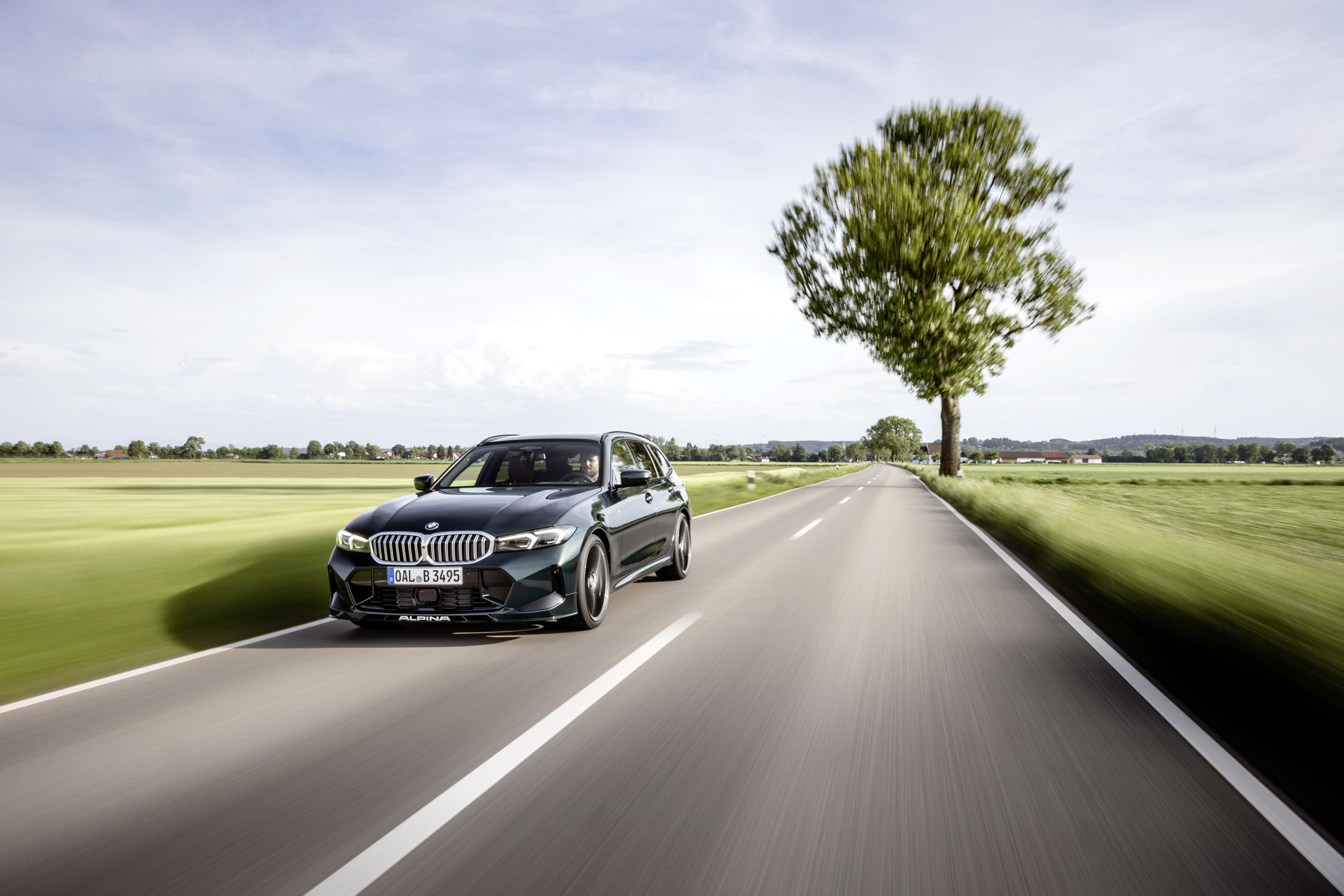 Download 2023 ALPINA B3 Wagon - Front Three-Quarter HD Wallpaper 1921x1281 #8