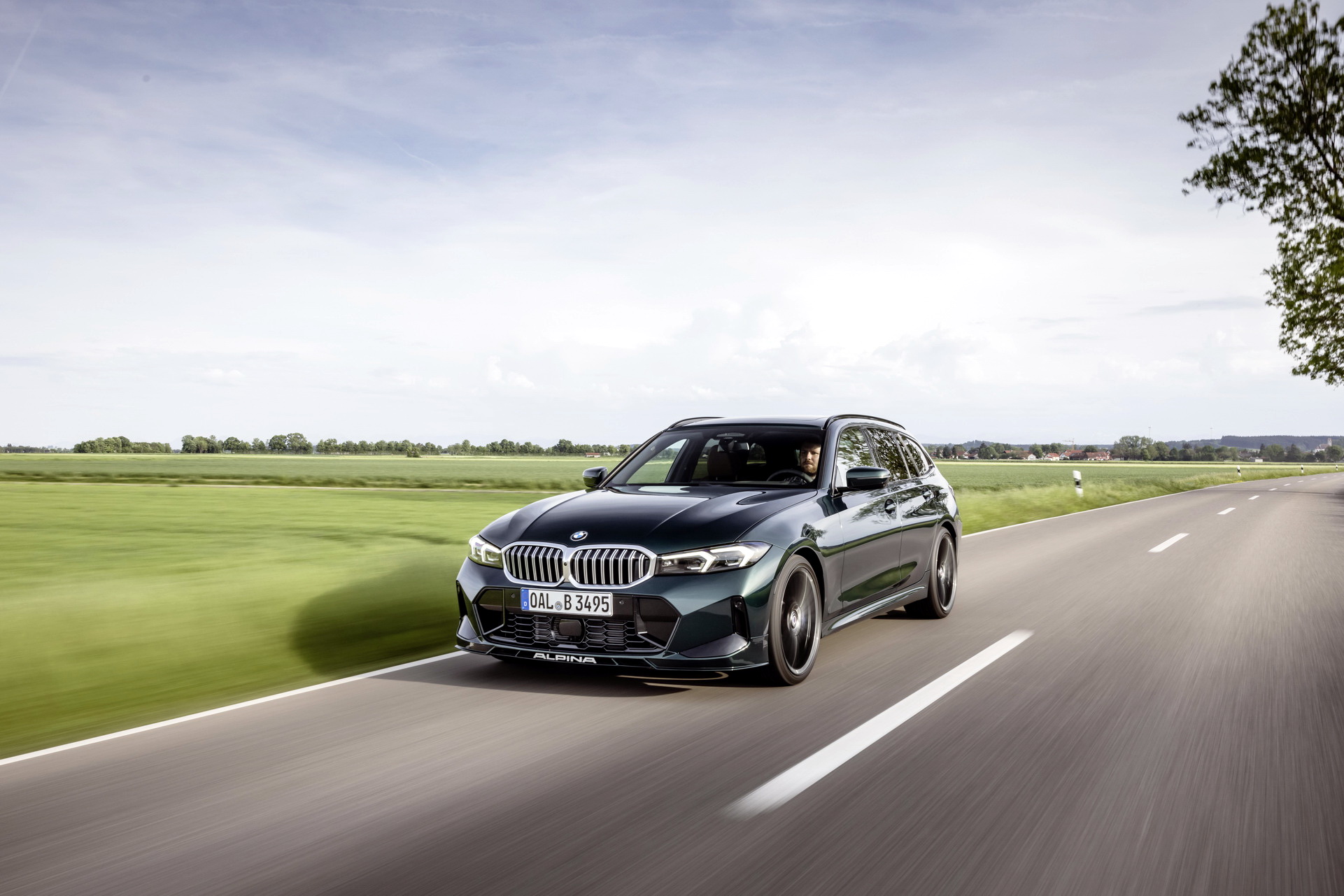 Download 2023 ALPINA B3 Wagon - Front Three-Quarter HD Wallpaper 1921x1281 #9