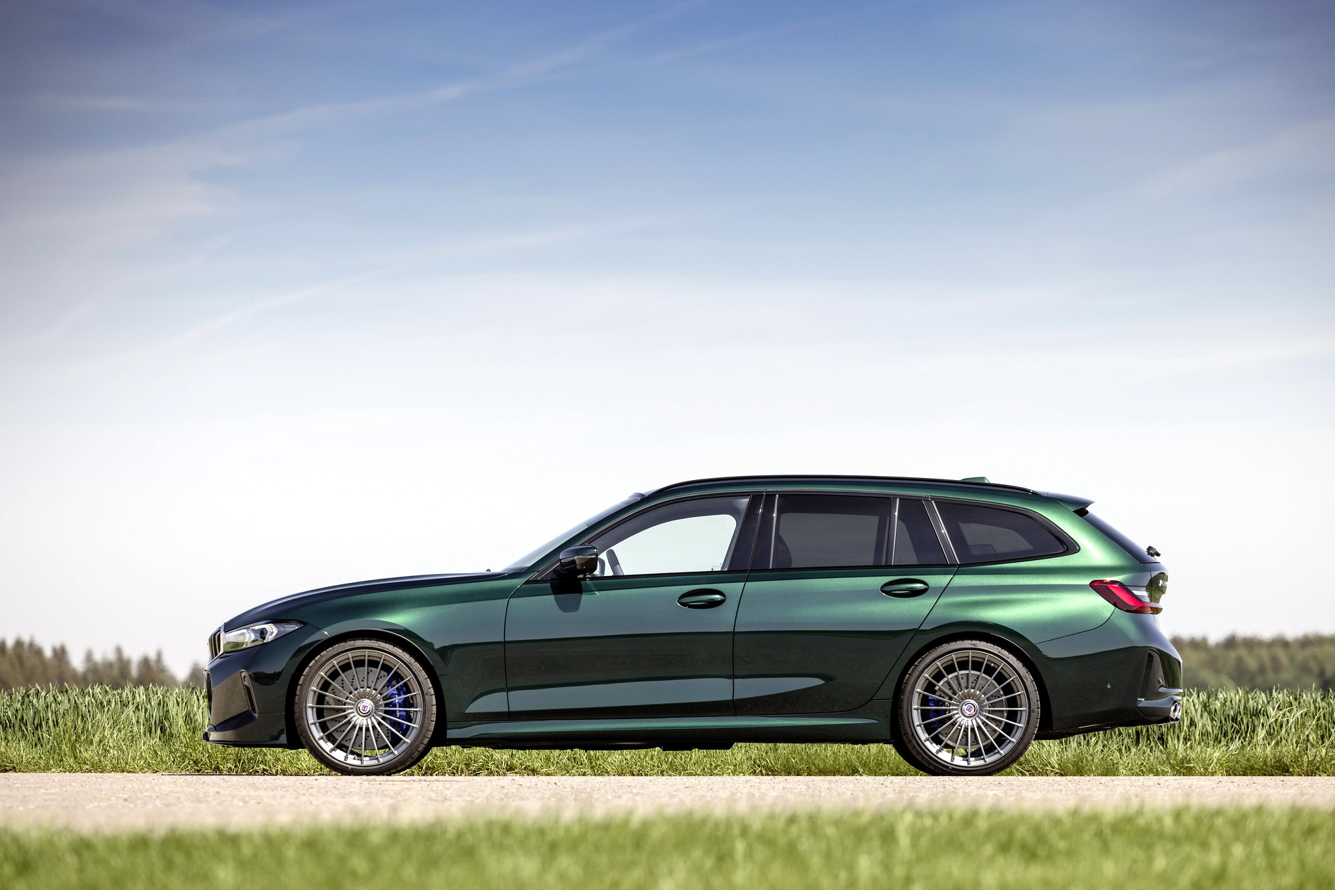 Download 2023 ALPINA B3 Wagon - Side HD Wallpaper 1921x1281 #17