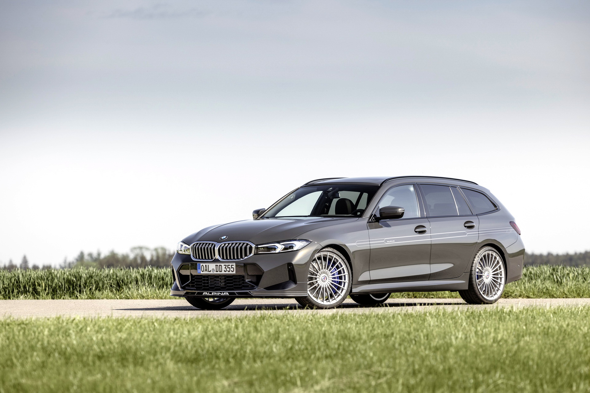 Download 2023 ALPINA D3 S Wagon - Front Three-Quarter HD Wallpaper 1921x1281 #14