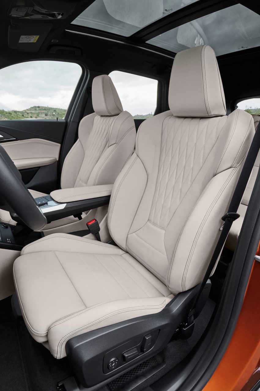 2023 BMW X1 xDrive23i - Interior, Front Seats Phone Wallpaper 850x1275 #50