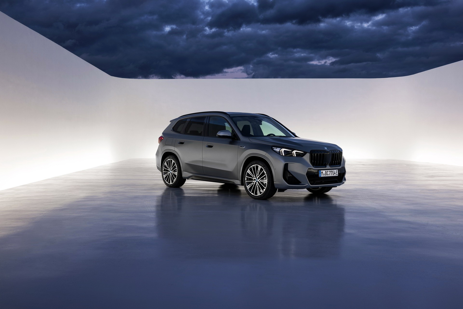 Download 2023 BMW X1 xDrive30e - Front Three-Quarter HD Wallpaper 1920x1281 #27