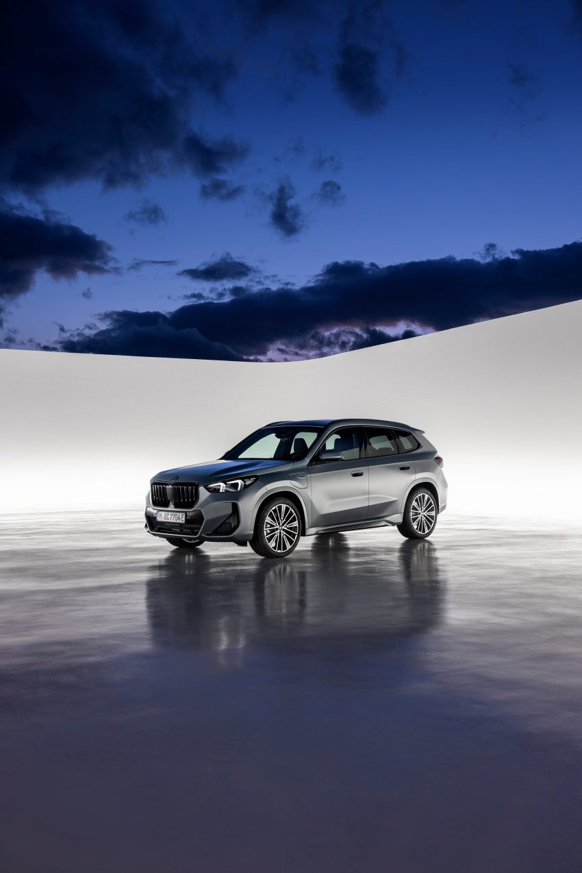 2023 BMW X1 xDrive30e - Front Three-Quarter Phone Wallpaper 850x1274 #29