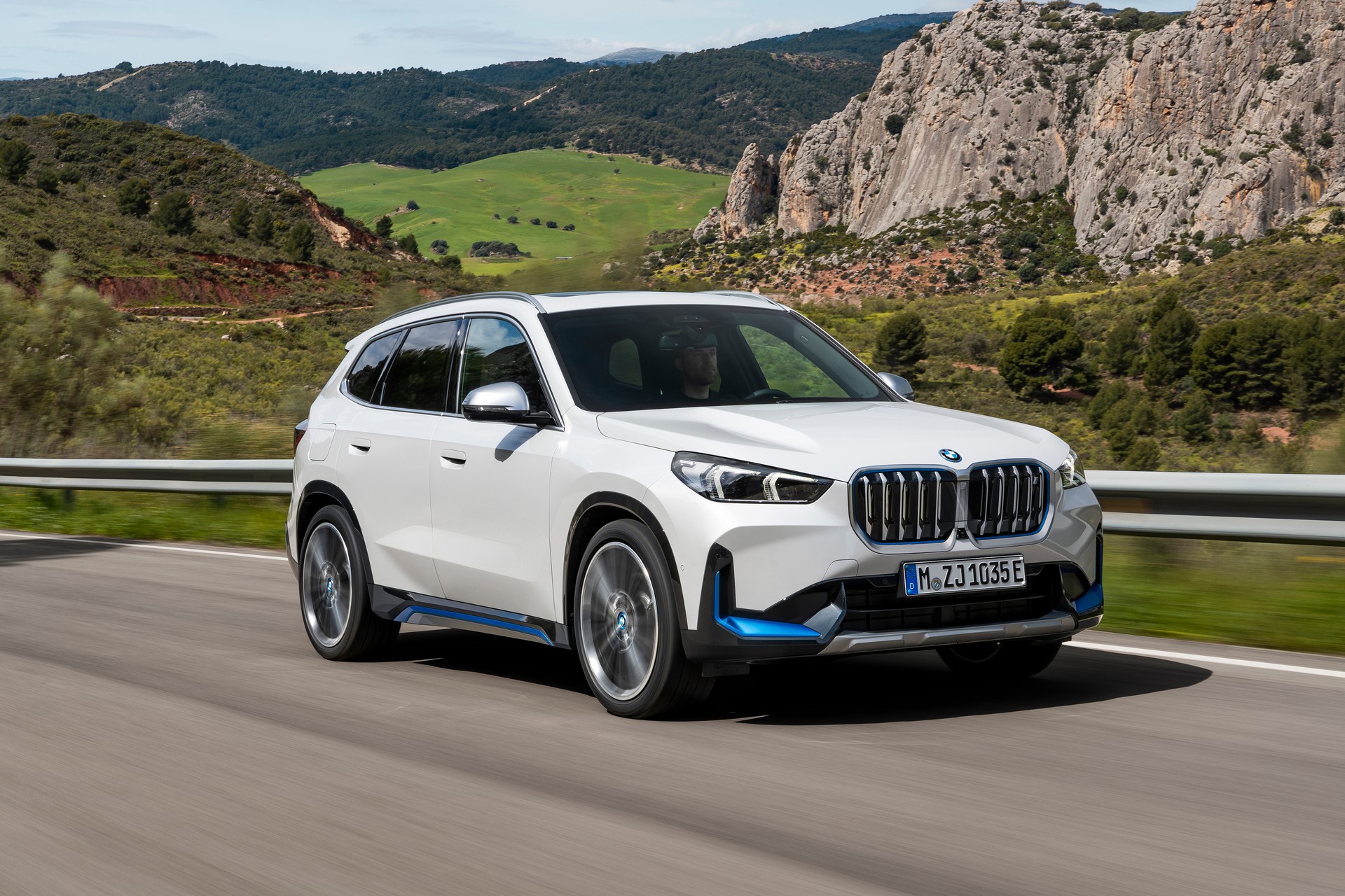 2023 BMW iX1 xDrive30 Front ThreeQuarter Wallpapers 1 MotorTread