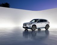 2023 BMW iX1 xDrive30 - Front Three-Quarter Wallpaper 190x150
