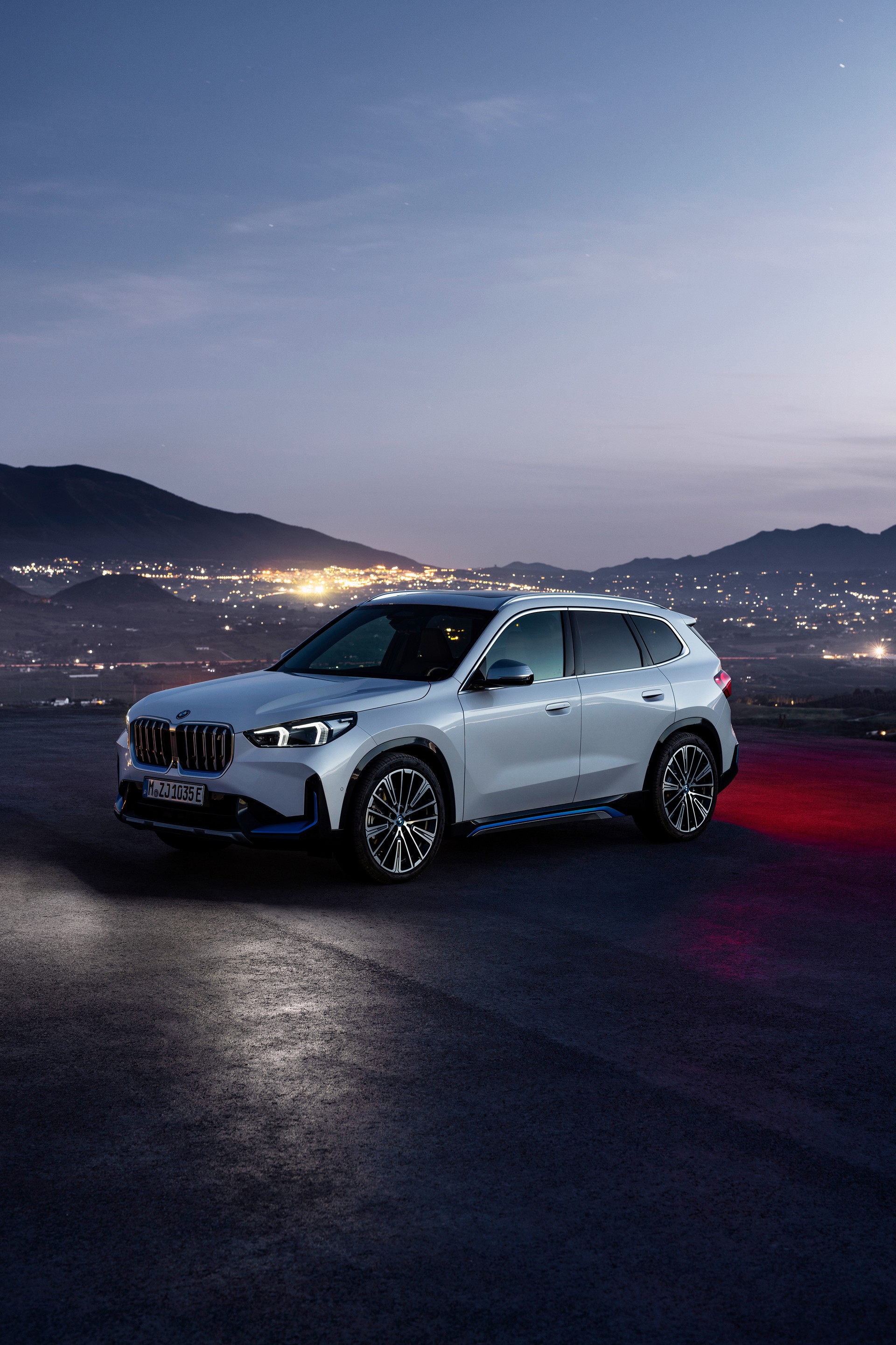 Download 2023 BMW iX1 xDrive30 - Front Three-Quarter HD Phone Wallpaper 1920x2879 #43