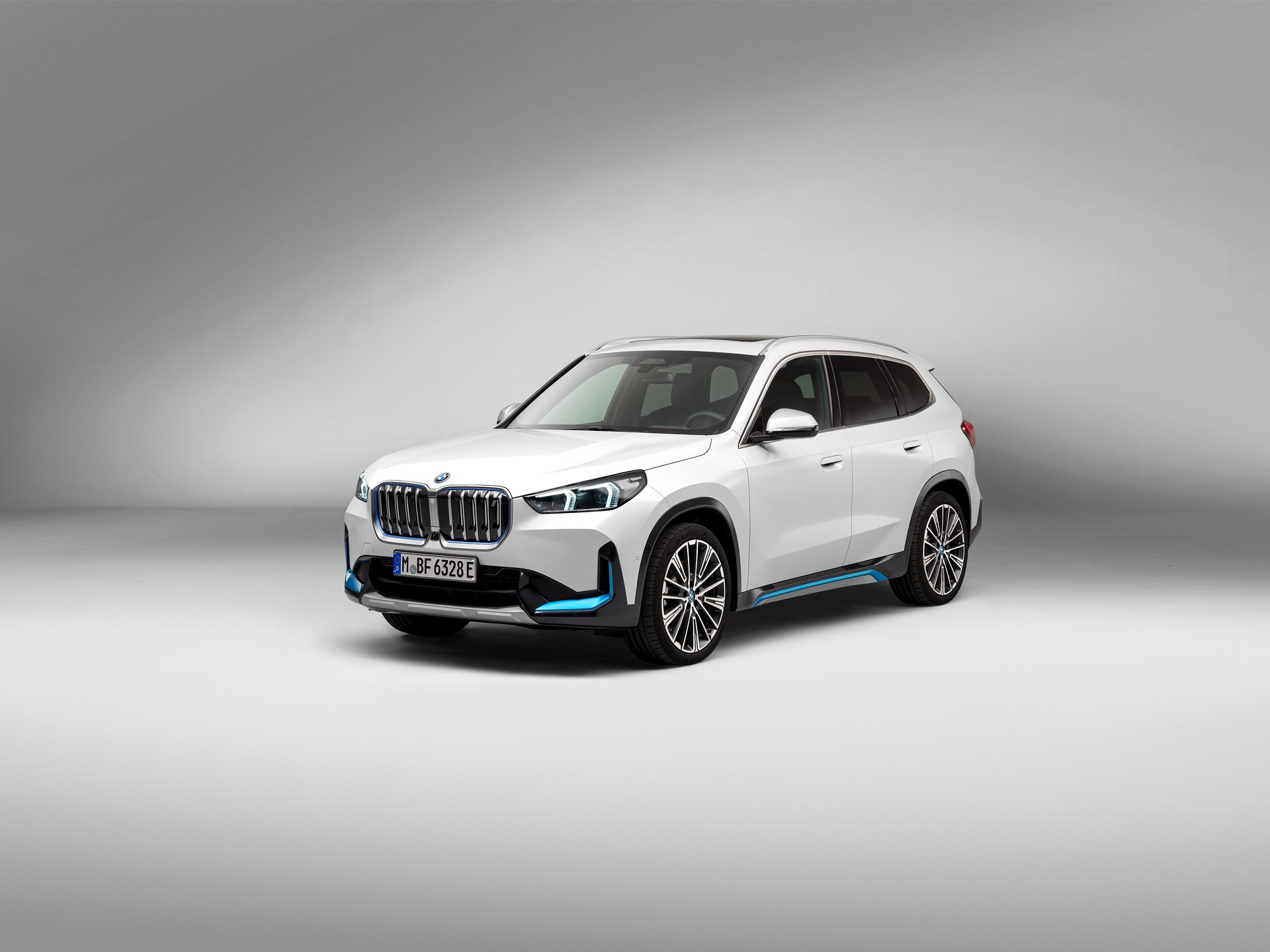 Download 2023 BMW iX1 xDrive30 - Front Three-Quarter HD Wallpaper 1920x1440 #56
