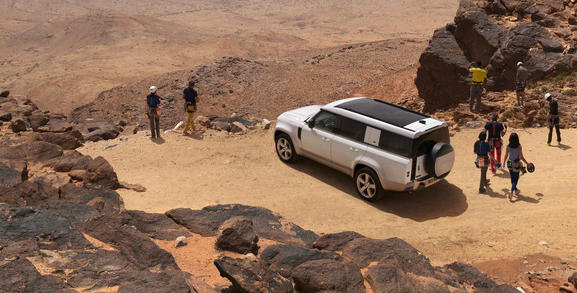 Download 2023 Land Rover Defender 130 - Rear Three-Quarter HD Wallpaper 1920x976 #6