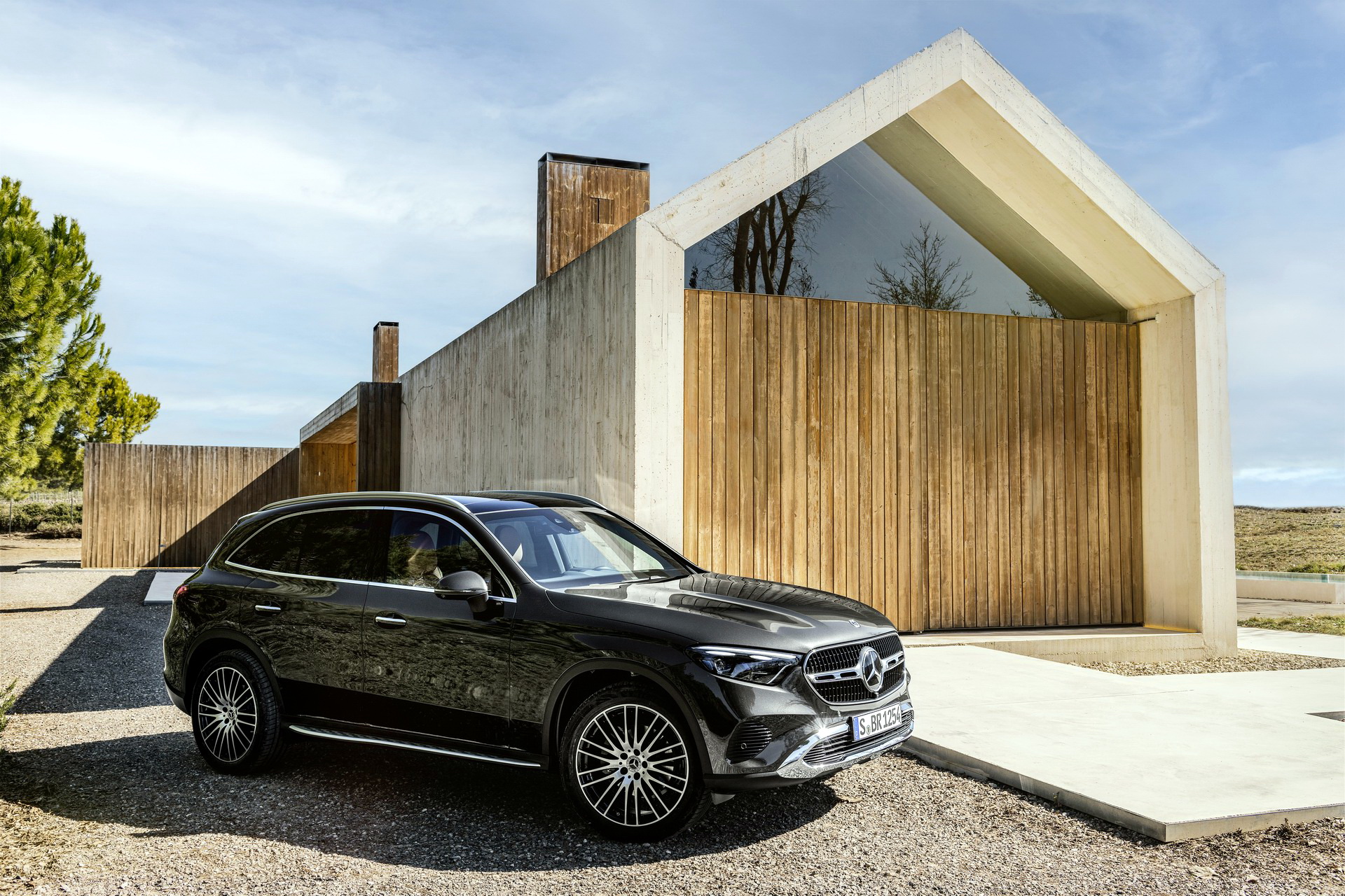 Download 2023 Mercedes-Benz GLC - Front Three-Quarter HD Wallpaper 1920x1280 #19