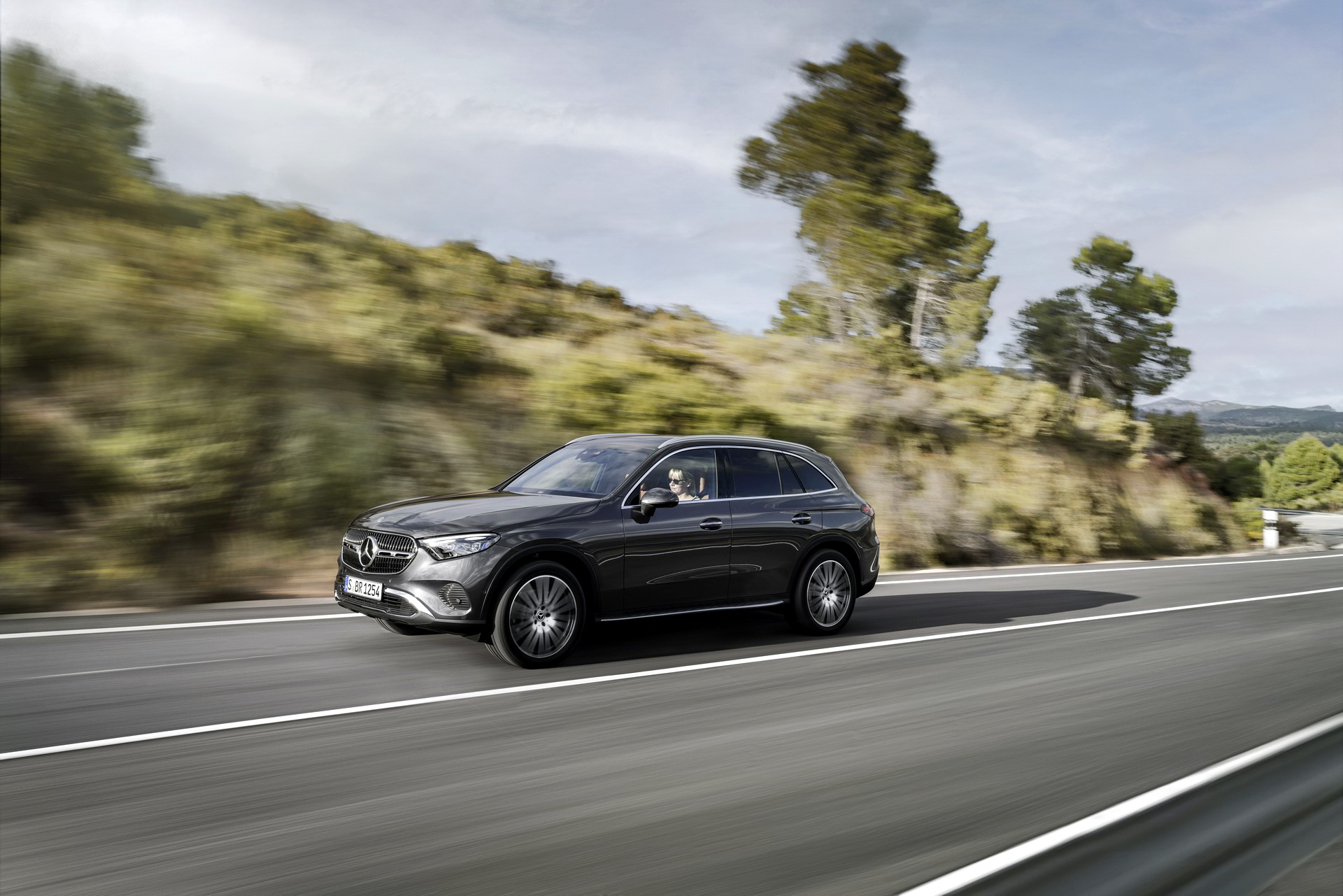 Download 2023 Mercedes-Benz GLC - Front Three-Quarter HD Wallpaper 1920x1281 #2