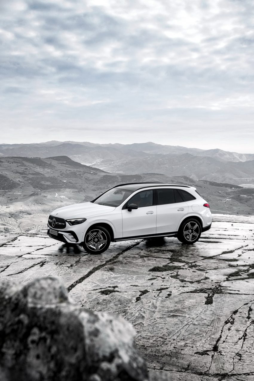 2023 Mercedes-Benz GLC - Front Three-Quarter Phone Wallpaper 850x1275 #56