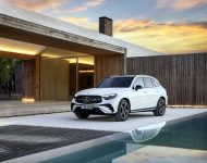 2023 Mercedes-Benz GLC - Front Three-Quarter Wallpaper 190x150