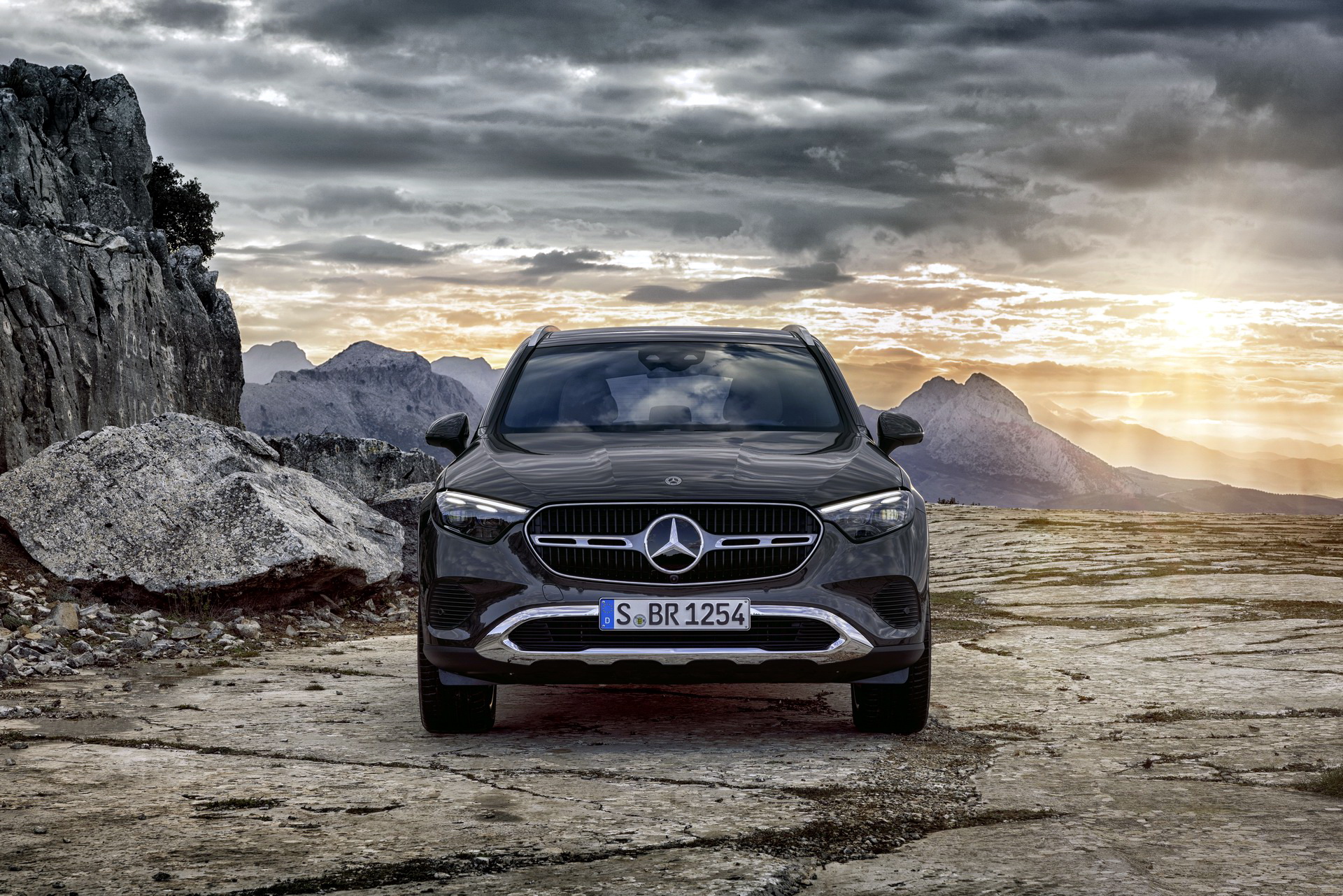 Download 2023 Mercedes-Benz GLC - Front HD Wallpaper 1920x1281 #11