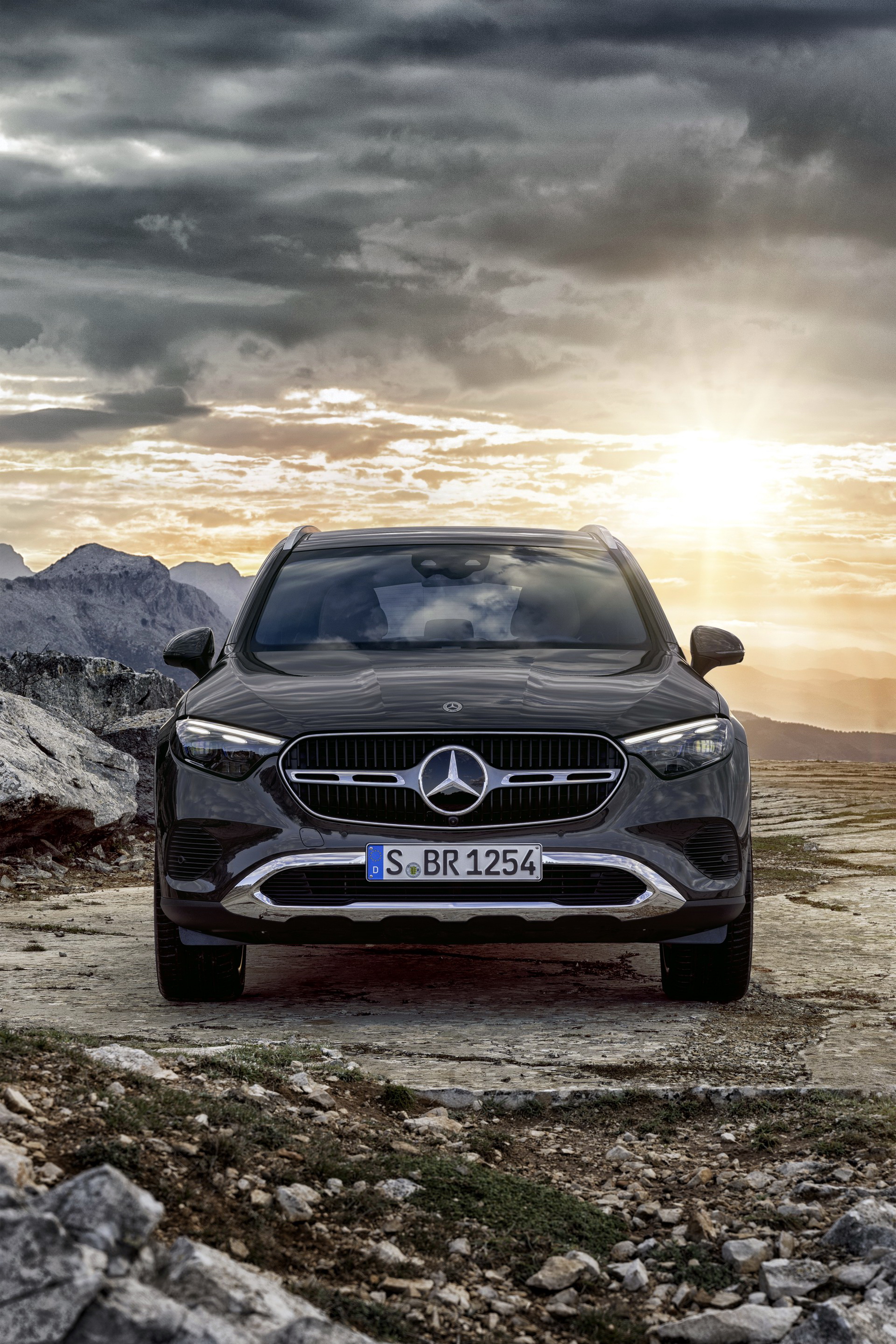 Download 2023 Mercedes-Benz GLC - Front HD Phone Wallpaper 1920x2879 #12