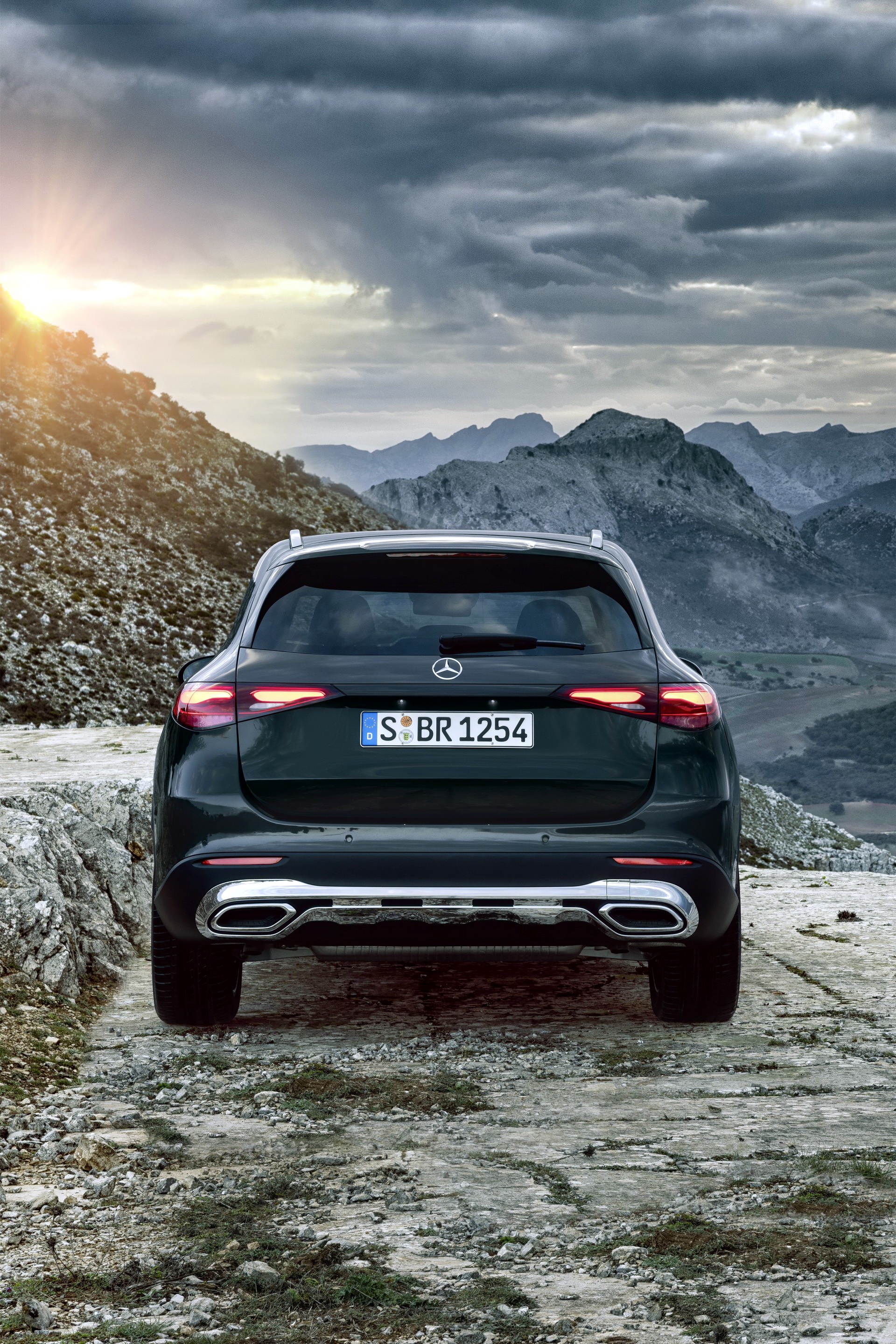 Download 2023 Mercedes-Benz GLC - Rear HD Phone Wallpaper 1920x2879 #17