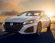2023 Nissan Altima SR - Front Three-Quarter Wallpaper 190x150