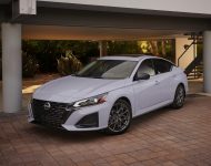 2023 Nissan Altima SR - Front Three-Quarter Wallpaper 190x150