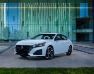 2023 Nissan Altima SR - Front Three-Quarter Wallpaper 190x150