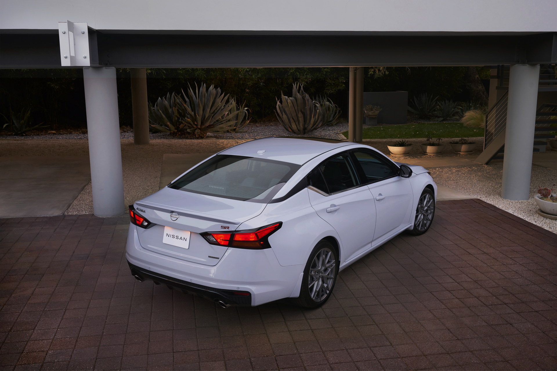 Download 2023 Nissan Altima SR - Rear Three-Quarter HD Wallpaper 1920x1280 #17