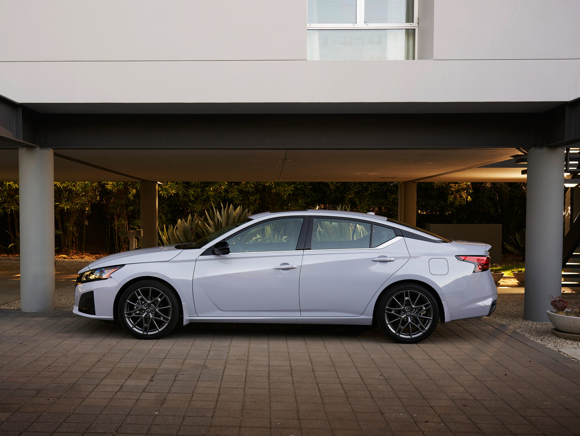 Download 2023 Nissan Altima SR - Side HD Wallpaper 1920x1444 #19