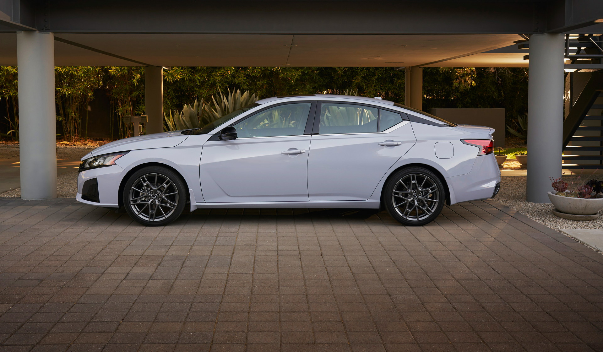 Download 2023 Nissan Altima SR - Side HD Wallpaper 1920x1121 #20