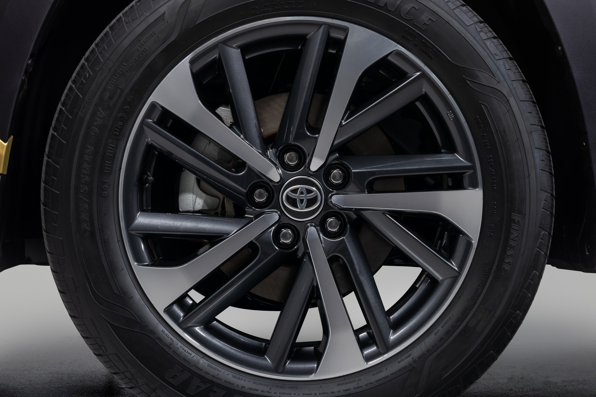 Download 2023 Toyota Corolla Cross Hybrid XSE - Wheel HD Wallpaper 1920x1280 #9