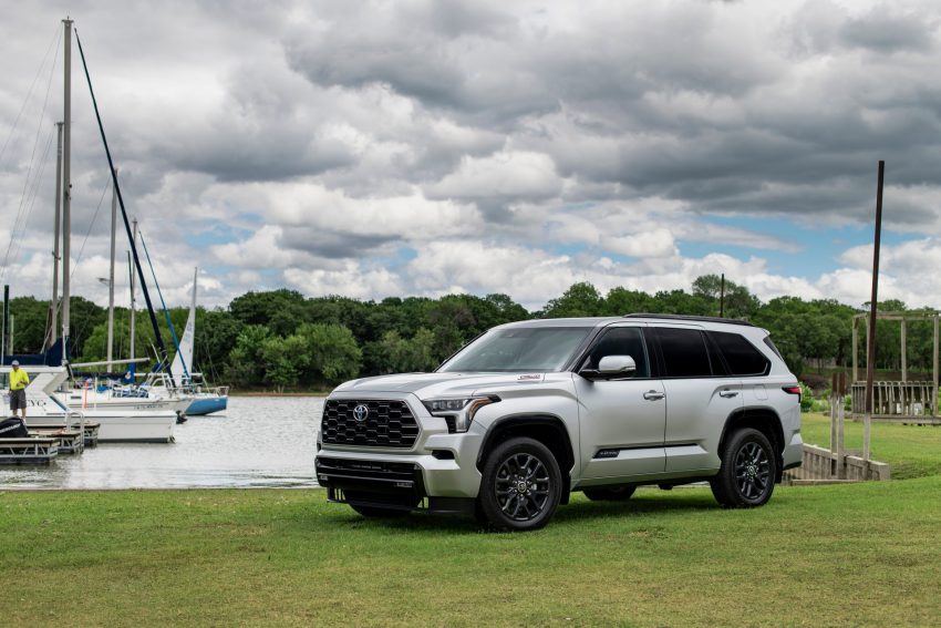 2023 Toyota Sequoia Platinum - Front Three-Quarter Wallpaper 850x567 #14